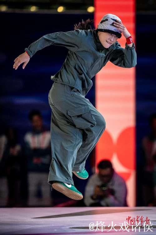 全运会霹雳舞女子单人决赛 刘清漪击败对手成功卫冕